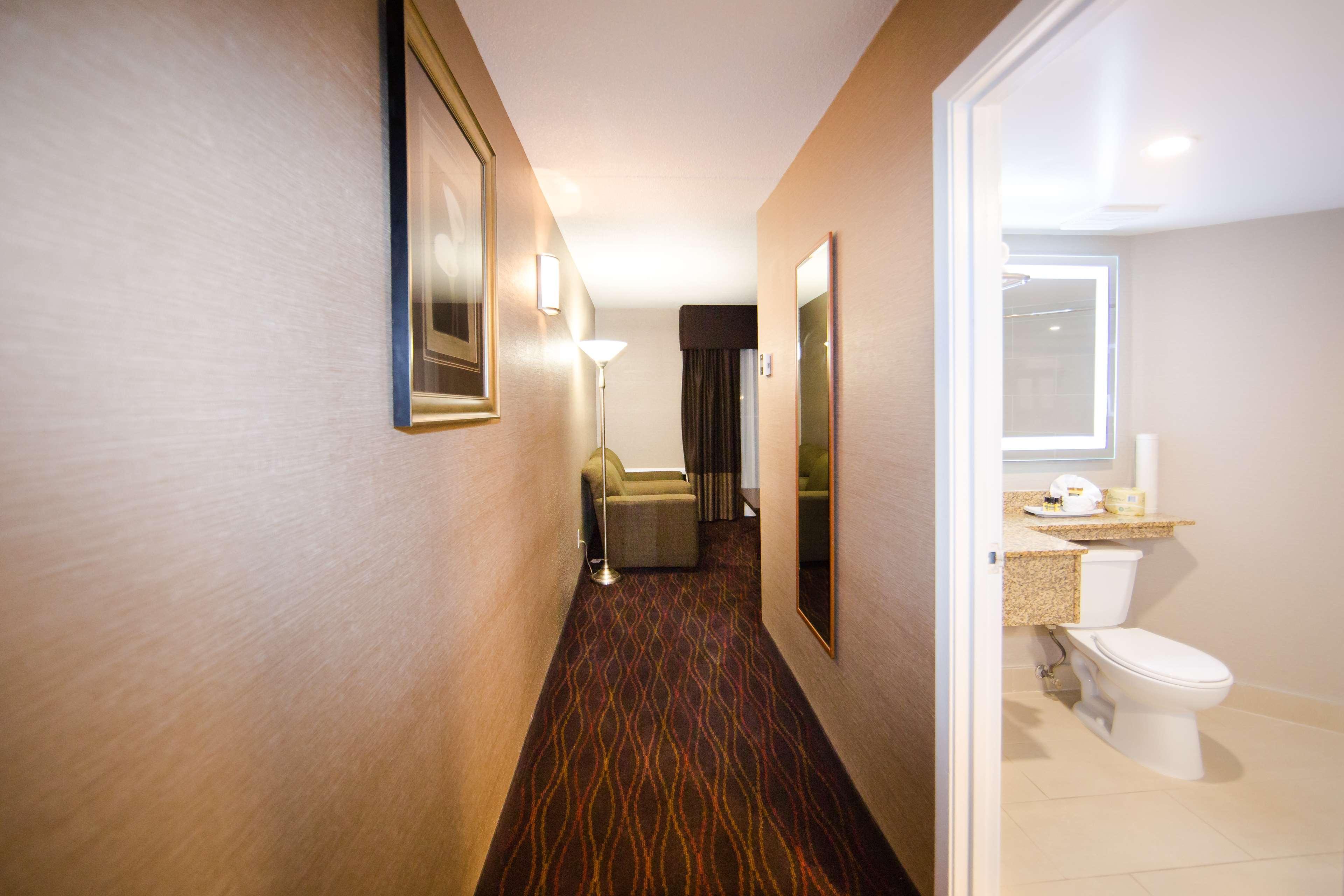 Best Western Plus Ottawa Kanata Hotel And Conference Centre Exterior photo