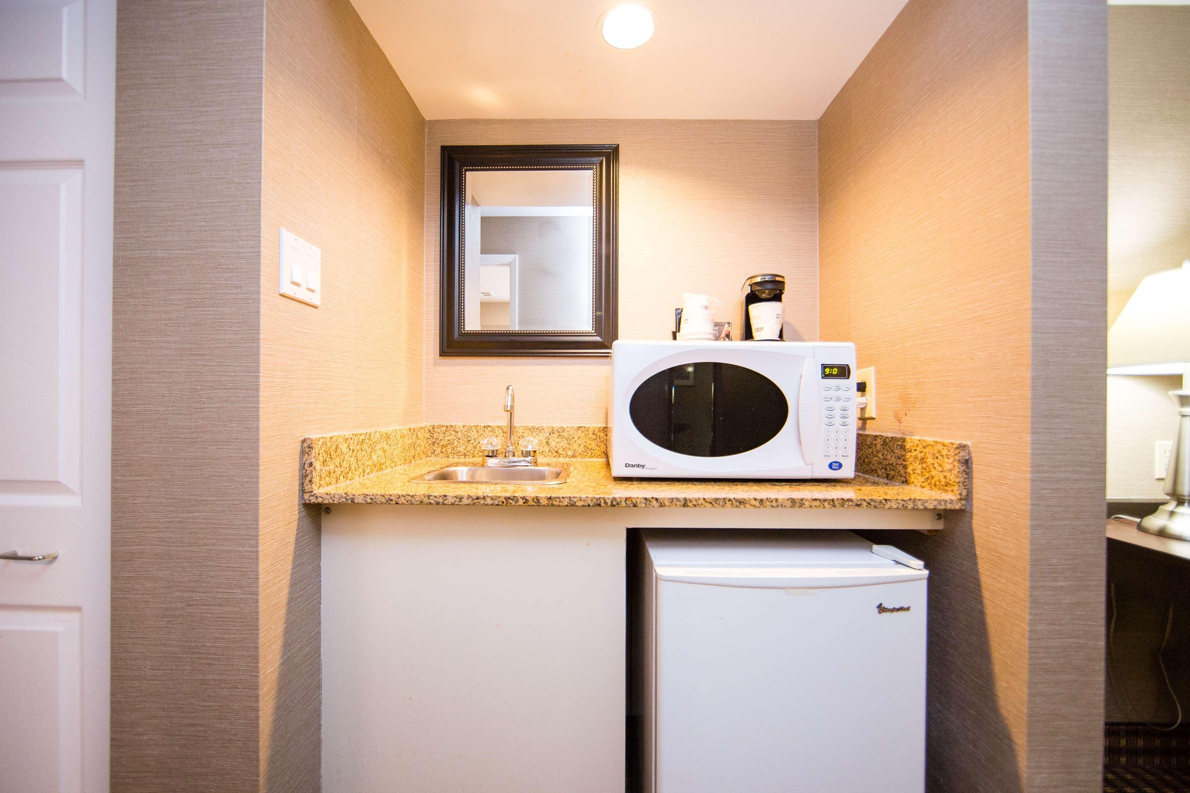 Best Western Plus Ottawa Kanata Hotel And Conference Centre Exterior photo